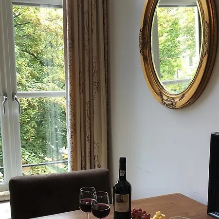 Apartment Dutch Masters Short *