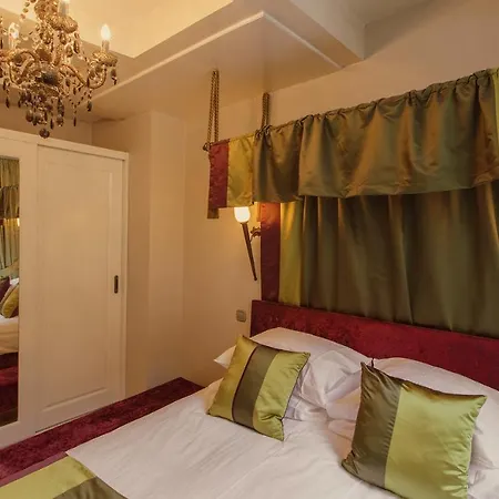 Dutch Masters Short Apartment *
