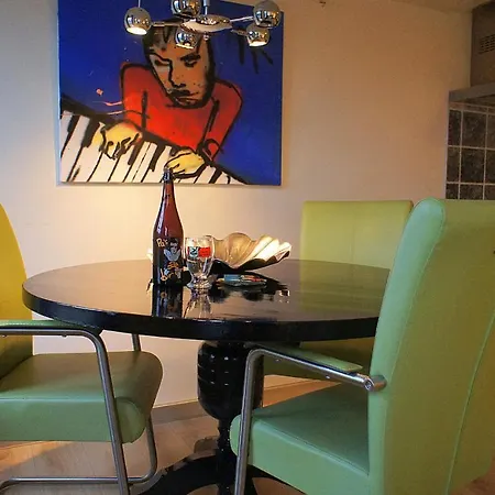 Dutch Masters Short Apartment