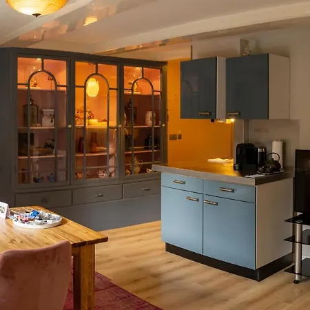 Dutch Masters Short Apartment