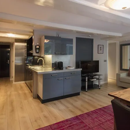 Dutch Masters Short Apartment *