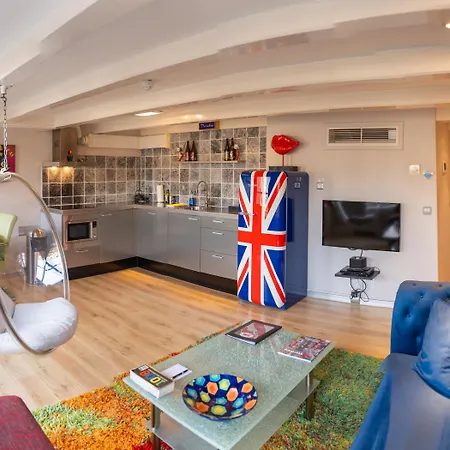 Dutch Masters Short Apartament