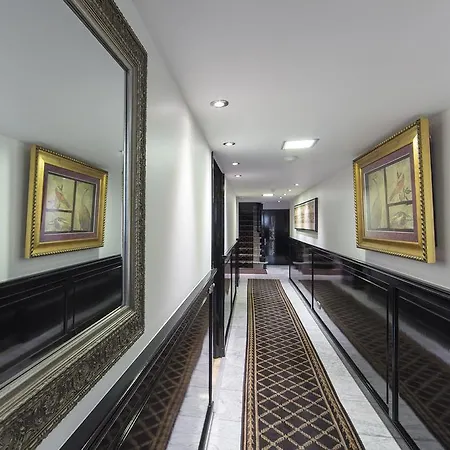 Dutch Masters Short Apartment
